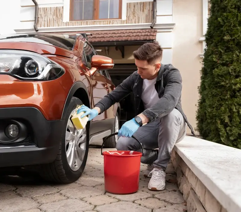 Lavage auto à domicile Saint-Jean-d'Assé : professionnel intervenant sur un véhicule